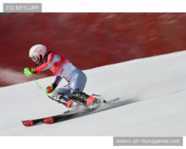 冬奥滑雪大回转选手节奏极稳